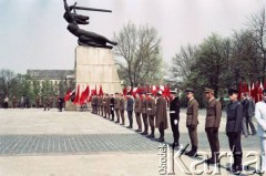 1.05.1984, Warszawa, Polska.
Obchody Święta Pracy przy pomniku Bohaterów Warszawy na pl. Teatralnym.
Fot. Edward Grochowicz, zbiory Ośrodka KARTA