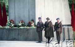 1.05.1984, Warszawa, Polska.
Obchody Święta Pracy przy pomniku Bohaterów Warszawy na pl. Teatralnym.
Fot. Edward Grochowicz, zbiory Ośrodka KARTA