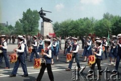 1.05.1984, Warszawa, Polska.
Obchody Święta Pracy. Orkiestra młodzieżowa idzie w pochodzie pierwszomajowym na pl. Teatralnym.
Fot. Edward Grochowicz, zbiory Ośrodka KARTA