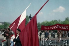 1.05.1984, Warszawa, Polska.
Obchody Święta Pracy. Pochód pierwszomajowy na pl. Teatralnym.
Fot. Edward Grochowicz, zbiory Ośrodka KARTA