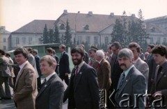 1.05.1984, Warszawa, Polska.
Obchody Święta Pracy. Pochód pierwszomajowy na pl. Zwycięstwa (ob. pl. Józefa Piłsudskiego)
Fot. Edward Grochowicz, zbiory Ośrodka KARTA