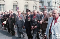 1.05.1984, Warszawa, Polska.
Obchody Święta Pracy. Pochód pierwszomajowy na pl. Teatralnym.
Fot. Edward Grochowicz, zbiory Ośrodka KARTA