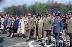 1.05.1984, Warszawa, Polska.
Obchody Święta Pracy. Uczestnicy pochodu pierwszomajowego na pl. Teatralnym.
Fot. Edward Grochowicz, zbiory Ośrodka KARTA