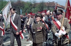 1.05.1984, Warszawa, Polska.
Obchody Święta Pracy. Uczestnicy pochodu pierwszomajowego na pl. Teatralnym.
Fot. Edward Grochowicz, zbiory Ośrodka KARTA