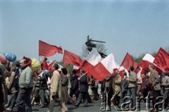 1.05.1984, Warszawa, Polska.
Obchody Święta Pracy. Pochód pierwszomajowy na pl. Teatralnym.
Fot. Edward Grochowicz, zbiory Ośrodka KARTA