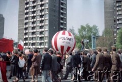 1.05.1984, Warszawa, Polska.
Obchody Święta Pracy. Pochód pierwszomajowy przy pl. Teatralnym.
Fot. Edward Grochowicz, zbiory Ośrodka KARTA