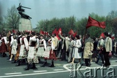 1.05.1984, Warszawa, Polska.
Obchody Święta Pracy. Pochód pierwszomajowy na pl. Teatralnym.
Fot. Edward Grochowicz, zbiory Ośrodka KARTA