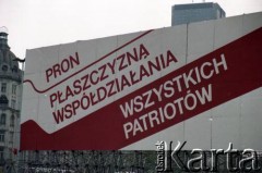 Ok. 1.05.1984, Warszawa, Polska.
Obchody Święta Pracy. Transparent okolicznościowy przy pl. Defilad.
Fot. Edward Grochowicz, zbiory Ośrodka KARTA