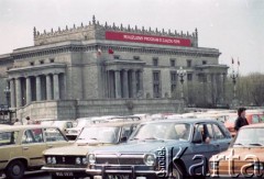 Ok. 1.05.1984, Warszawa, Polska.
Obchody Święta Pracy. Transparent okolicznościowy na elewacji Pałacu Kultury i Nauki.
Fot. Edward Grochowicz, zbiory Ośrodka KARTA