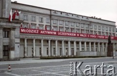 Ok. 1.05.1984, Warszawa, Polska.
Przygotowania do obchodów Święta Pracy na pl. Teatralnym.
Fot. Edward Grochowicz, zbiory Ośrodka KARTA