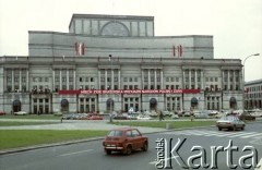 Ok. 1.05.1984, Warszawa, Polska.
Przygotowania do obchodów Święta Pracy na pl. Teatralnym.
Fot. Edward Grochowicz, zbiory Ośrodka KARTA