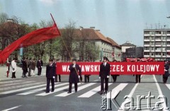 1.05.1984, Warszawa, Polska.
Obchody Święta Pracy. Pracownicy Warszawskiego Węzła Kolejowego w pochodzie pierwszomajowym na pl. Teatralnym.
Fot. Edward Grochowicz, zbiory Ośrodka KARTA