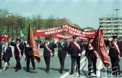 1.05.1984, Warszawa, Polska.
Obchody Święta Pracy. Kolejarze w pochodzie pierwszomajowym na pl. Teatralnym.
Fot. Edward Grochowicz, zbiory Ośrodka KARTA