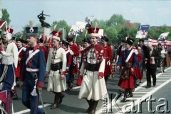 1.05.1984, Warszawa, Polska.
Obchody Święta Pracy. Pochód pierwszomajowy na pl. Teatralnym.
Fot. Edward Grochowicz, zbiory Ośrodka KARTA