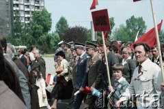 1.05.1984, Warszawa, Polska.
Obchody Święta Pracy. Pochód pierwszomajowy na pl. Teatralnym.
Fot. Edward Grochowicz, zbiory Ośrodka KARTA