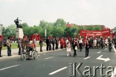 1.05.1984, Warszawa, Polska.
Obchody Święta Pracy. Pochód pierwszomajowy na pl. Teatralnym.
Fot. Edward Grochowicz, zbiory Ośrodka KARTA