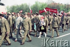 1.05.1984, Warszawa, Polska.
Obchody Święta Pracy. Uczestnicy pochodu pierwszomajowego na pl. Teatralnym.
Fot. Edward Grochowicz, zbiory Ośrodka KARTA