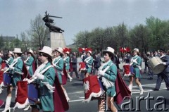 1.05.1984, Warszawa, Polska.
Obchody Święta Pracy. Pochód pierwszomajowy na pl. Teatralnym.
Fot. Edward Grochowicz, zbiory Ośrodka KARTA