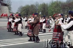 1.05.1984, Warszawa, Polska.
Obchody Święta Pracy. Pochód pierwszomajowy na pl. Teatralnym.
Fot. Edward Grochowicz, zbiory Ośrodka KARTA