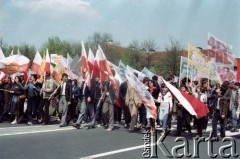 1.05.1984, Warszawa, Polska.
Obchody Święta Pracy. Pochód pierwszomajowy na pl. Teatralnym.
Fot. Edward Grochowicz, zbiory Ośrodka KARTA