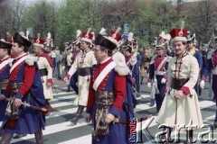 1.05.1984, Warszawa, Polska.
Obchody Święta Pracy. Pochód pierwszomajowy na pl. Teatralnym.
Fot. Edward Grochowicz, zbiory Ośrodka KARTA