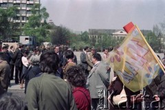 1.05.1984, Warszawa, Polska.
Obchody Święta Pracy. Pochód pierwszomajowy na pl. Teatralnym.
Fot. Edward Grochowicz, zbiory Ośrodka KARTA