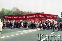 1.05.1984, Warszawa, Polska.
Obchody Święta Pracy. Pochód pierwszomajowy na pl. Teatralnym.
Fot. Edward Grochowicz, zbiory Ośrodka KARTA