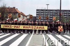 1.05.1984, Warszawa, Polska.
Obchody Święta Pracy. Członkowie Uczelnianego Wojskowego Klubu Sportowego Wojskowej Akademii Technicznej w pochodzie pierwszomajowym.
Fot. Edward Grochowicz, zbiory Ośrodka KARTA