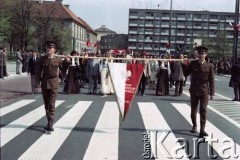 1.05.1984, Warszawa, Polska.
Obchody Święta Pracy. W pochodzie pierwszomajowym idą przedstawiciele Centralnego Artystycznego Zespołu Wojska Polskiego.
Fot. Edward Grochowicz, zbiory Ośrodka KARTA