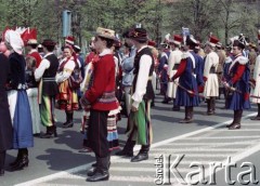 1.05.1984, Warszawa, Polska.
Obchody Święta Pracy. Pochód pierwszomajowy na pl. Teatralnym.
Fot. Edward Grochowicz, zbiory Ośrodka KARTA