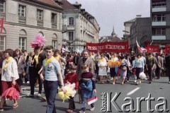 1.05.1984, Warszawa, Polska.
Obchody Święta Pracy. Pochód pierwszomajowy na pl. Teatralnym.
Fot. Edward Grochowicz, zbiory Ośrodka KARTA