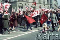 1.05.1984, Warszawa, Polska.
Obchody Święta Pracy. Pochód pierwszomajowy na pl. Teatralnym.
Fot. Edward Grochowicz, zbiory Ośrodka KARTA