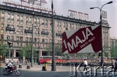 Ok. 1.05.1984, Warszawa, Polska.
Dekoracje okolicznościowe związane z obchodami 1. maja na pl. Konstytucji.
Fot. Edward Grochowicz, zbiory Ośrodka KARTA