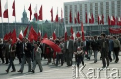1.05.1984, Warszawa, Polska.
Obchody Święta Pracy. Pochód pierwszomajowy na pl. Zwycięstwa (ob. pl. Józefa Piłsudskiego).
Fot. Edward Grochowicz, zbiory Ośrodka KARTA
