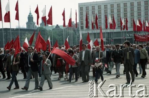 1.05.1984, Warszawa, Polska.
Obchody Święta Pracy. Pochód pierwszomajowy na pl. Zwycięstwa (ob. pl. Józefa Piłsudskiego).
Fot. Edward Grochowicz, zbiory Ośrodka KARTA