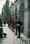 1.05.1984, Warszawa, Polska.
Obchody Święta Pracy. Pochód pierwszomajowy na pl. Zwycięstwa (ob. pl. Józefa Piłsudskiego), przy Grobie Nieznanego Żołnierza.
Fot. Edward Grochowicz, zbiory Ośrodka KARTA