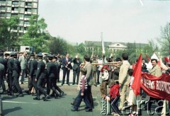 1.05.1984, Warszawa, Polska.
Obchody Święta Pracy. Pochód pierwszomajowy na pl. Teatralnym.
Fot. Edward Grochowicz, zbiory Ośrodka KARTA