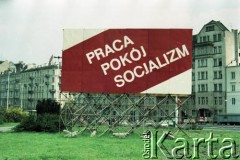Ok. 1.05.1984, Warszawa, Polska.
Obchody Święta Pracy. Transparent okolicznościowy na pl. Defilad, przy Al. Jerozolimskich.
Fot. Edward Grochowicz, zbiory Ośrodka KARTA
