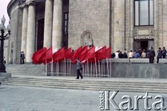 1.05.1984, Warszawa, Polska.
Dekoracje okolicznościowe przy Pałacu Kultury i Nauki z okazji obchodów Święta Pracy.
Fot. Edward Grochowicz, zbiory Ośrodka KARTA
