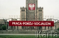 Ok. 1.05.1984, Warszawa, Polska.
Obchody Święta Pracy. Transparent okolicznościowy przy pl. Defilad.
Fot. Edward Grochowicz, zbiory Ośrodka KARTA