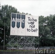 Ok. 22.07.1984, Warszawa, Polska.
Transparenty okolicznościowe związane z obchodami 40-lecia Polskiej Rzeczpospolitej Ludowej.
Fot. Edward Grochowicz, zbiory Ośrodka KARTA