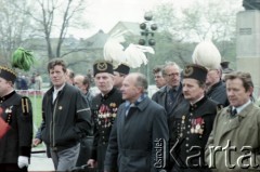 1.05.1985, Warszawa, Polska. 
Obchody Święta Pracy. Grupa górników w strojach paradnych w pochodzie na placu Teatralnym. 
Fot. Edward Grochowicz, zbiory Ośrodka KARTA.