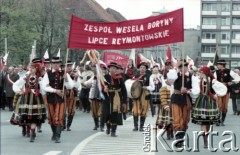 1.05.1985, Warszawa, Polska. 
Obchody Święta Pracy. Ubrani w ludowe stroje łowickie członkowie grupy folklorystycznej 