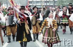 1.05.1985, Warszawa, Polska. 
Obchody Święta Pracy. Ubrani w regionalne stroje łowickie członkowie grupy folklorystycznej 