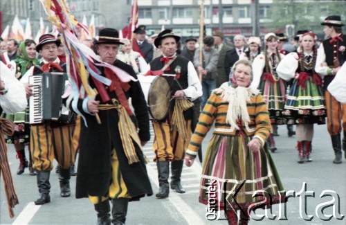 1.05.1985, Warszawa, Polska. 
Obchody Święta Pracy. Ubrani w regionalne stroje łowickie członkowie grupy folklorystycznej 