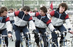 1.05.1985, Warszawa, Polska. 
Obchody Święta Pracy. Grupa rowerzystów biorących udział pochodzie na ulicach Warszawy.  
Fot. Edward Grochowicz, zbiory Ośrodka KARTA
