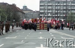 1.05.1985, Warszawa, Polska. 
Obchody Święta Pracy. Pochód zmierzający przez plac Teatralny. Grupa umundurowanych pracowników MZK z flagami państwowymi. Uczestnicy pochodu niosą transparent przedstawiający syrenkę warszawską oraz plansze układające się w napis: 