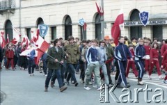 1.05.1985, Warszawa, Polska. 
Młodzież szkolna uczestnicząca w pochodzie pierwszomajowym. 
Fot. Edward Grochowicz, zbiory Ośrodka KARTA