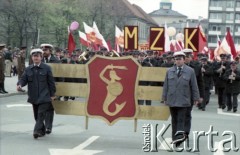 1.05.1985, Warszawa, Polska. 
Obchody Święta Pracy na placu Teatralnym. Pracownicy MZK idą w pochodzie pierwszomajowym. 
Fot. Edward Grochowicz, zbiory Ośrodka KARTA