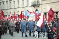 1.05.1985, Warszawa, Polska. 
Pochód z okazji Święta Pracy. Uczestnicy niosą flagi państwowe i transparenty.
Fot. Edward Grochowicz, zbiory Ośrodka KARTA